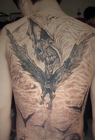 Tatuaje dominante de personalidade enteira de costas masculinas