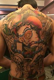 Um padrão de tatuagem nas costas para cores pesadas