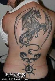 Teljes hátsó fekete-szürke sárkány tetoválás minta