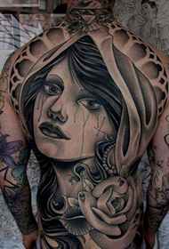 Le tatouage féminin dans le dos occidental fonctionne