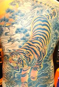 Повнокольоровий кольоровий спуск під тигром татуювання тигра домінує