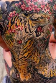 맹렬한 포효와 호랑이의 꽃 그린 문신 패턴