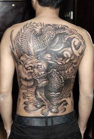 Volledige rug aantreklike draak-tatoeëringpatroon