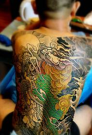 Padrão de tatuagem de totem grande de cor cheia nas costas dos homens de 80 anos