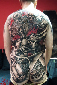 Espalda masculina con una espalda fresca llena de un gran tatuaje de bodhisattva negro