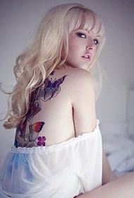 Unha fermosa beleza europea e americana cunha boa tatuaxe de bolboreta