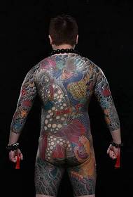 Stile giapponese di totem di mudellu di tatuaggi chì copre tutta a spalle