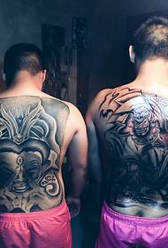 Dois padrões diferentes de tatuagens nas costas