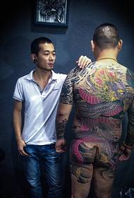 Un tatuatu di dragone di drago di culore frittu di colpu frittatu