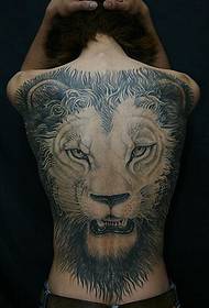 Tetovējums ar pilnu muguras lauvas galvu