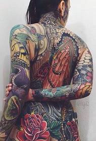 ʻO ke kaikamahine wahine piha i piha i nā hoʻolālā tattoo totem nani