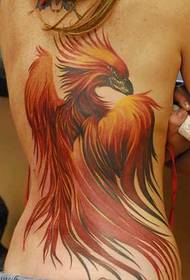 Magandang babae na may isang magandang pattern ng tattoo ng phoenix na sunog