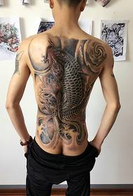 Dopo il 95, i ragazzini sono pieni di grandi tatuaggi di calamari