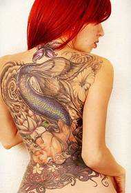 Рыжеволосая красотка с татуировкой спиной русалки