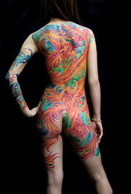 Θηλυκό γεμάτο πίσω ζωγραφισμένο τατουάζ φοίνικας
