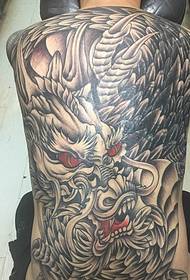 Plein de tatouage de grand dragon diabolique traditionnel dominateur
