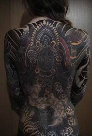 Urlando pieno di grandi tatuaggi di tatuaggi