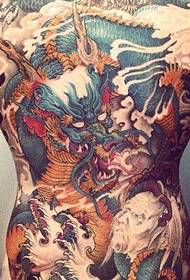 Tatuaggio colorato grande drago malvagio con piena personalità