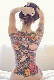 Sexy bellezza schiena piena con tatuaggio gufo rosa