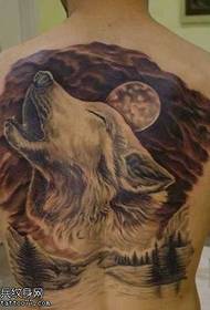 Täystaustainen susi-pään tatuointikuvio