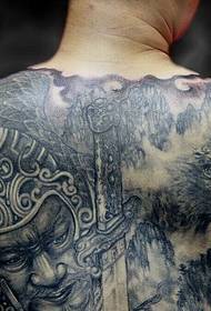Доминираща татуировка с цял гръб и бял тотем