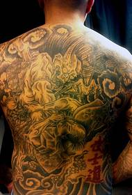 Człowiek pełen wzorów tatuaży samurajów