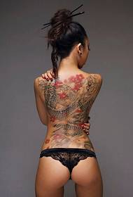 Patró de tatuatge de drac a l'esquena femenina que domina una dona atractiva