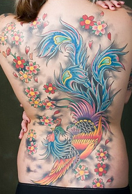 Nainen täynnä phoenix-kirsikankukka tatuointikuviota