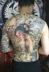 Un antiguo patrón de tatuaje de belleza que cubre toda la espalda