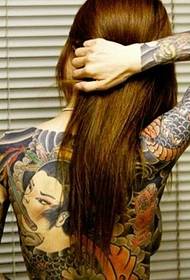 Kaendahan rambut nganggo rambut dawa kanthi gambar tato totem Jepang