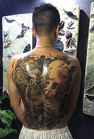 W pełni dominujący tatuaż jednorożca