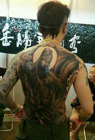 Lelaki muda yang penuh dengan tato Guan Gong lebih menarik