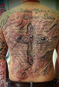 Parole inglesi e tatuaggi incrociati