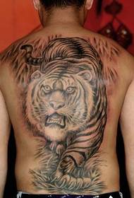 Tatuaggio grande tigre prepotente con schiena piena