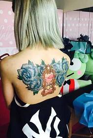 vajza me flokë të shkurtër mbrapa me tatuazhin me ngjyra totem për tatuazhet