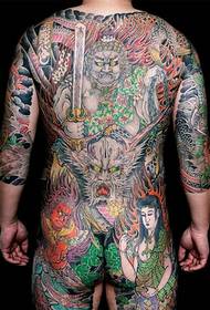 Appeso sul retro del tradizionale grande tatuaggio del drago malvagio