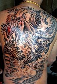 Man vol persoonlijkheid dominante draak totem tattoo