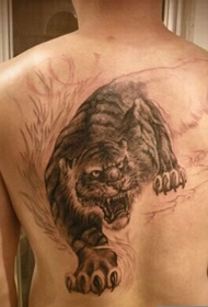 뒷면에 치열한 호랑이 문신 그림