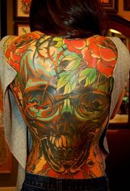 Момиче с пълен гръб боядисана емайл роза татуировка модел