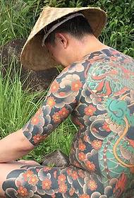 Paman petani penuh dengan tatu tatu naga fesyen tradisional