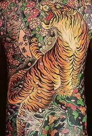 Ang istilo sa Hapon nga puno sa dako nga litrato sa tattoo sa tigre nga nagbitay sa pinong adlaw