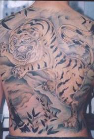 Полный назад склон холма и гористый образец татуировки тигра бамбука