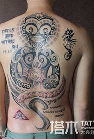 Mäns full rygg främmande tatuering mönster