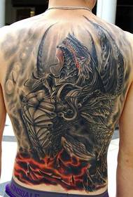 Mäns ryggdemon tatuering