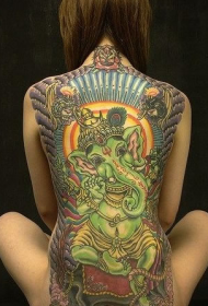 Festett elefánt tetoválás egy lány hátán
