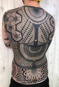 Buong back tattoo na linya ng lalaki ng tribal tattoo na larawan sa likod