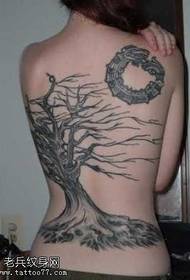 ຮູບແບບ tattoo ຕົ້ນໄມ້ສີ ດຳ ເຕັມດວງ
