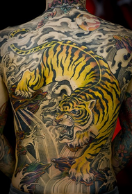 Immagine di tatuaggio di tigre in discesa piena prepotente