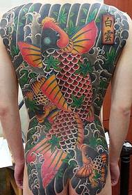 Ένα σχέδιο τατουάζ μεγάλης κλίμακας που διασχίζει την αποδοχή του μέσου προσώπου από την ουρά προέρχεται από BaeKwoon