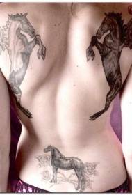 Trīs zirgu un spārnu tetovējuma raksts mugurpusē